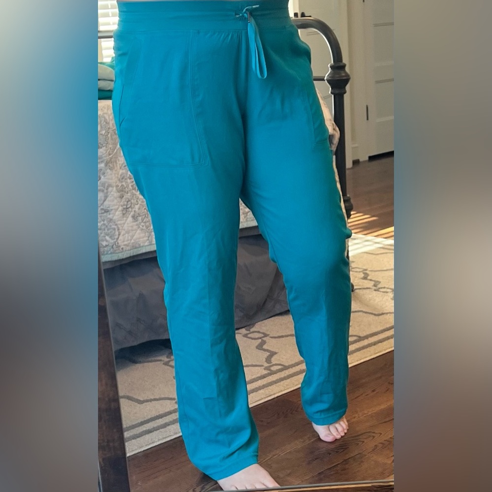 Wonder Wink size medium scrub pants. Teal blue.